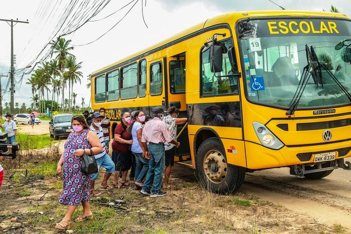 Prefeitura de Penedo transporta moradores da zona rural para vacinar contra Covid