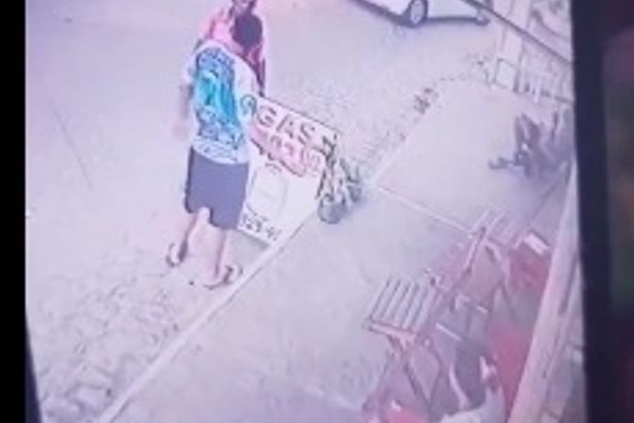 Torcedor é espancado por grupo de homens enquanto conversava na rua, no Jacintinho