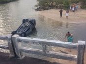Carro cai de ponte sobre o Rio Pratagy no Litoral Norte
