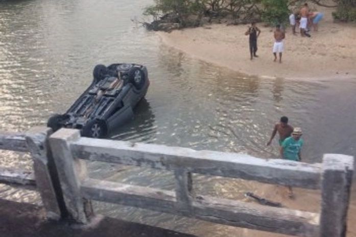 Carro cai de ponte sobre o Rio Pratagy no Litoral Norte