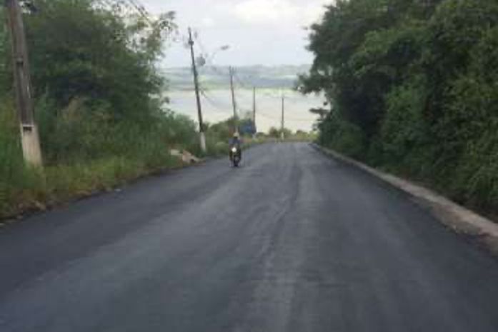 Mulher morre e homem fica ferido após motocicleta colidir contra poste em Fernão Velho