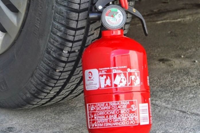 O uso de extintor de incêndio em automóveis passa a ser optativo no país