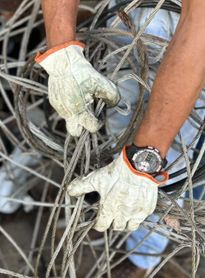Operação apreende arma e cabos de rede elétrica em ferro-velho de Maceió 