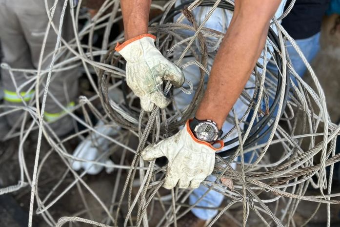 Operação apreende arma e cabos de rede elétrica em ferro-velho de Maceió