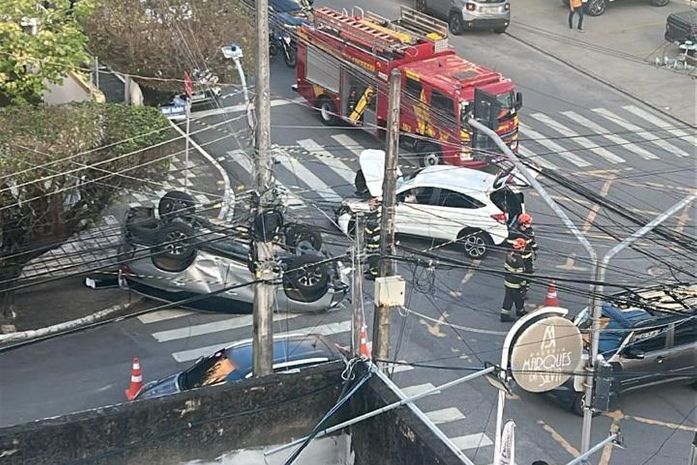Utilitário capota após colidir com veículo de passeio, na Ponta Verde