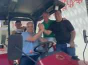 Cabo Bebeto e Alfredo Gaspar entregam trator agrícola a comunidade do sertão alagoano