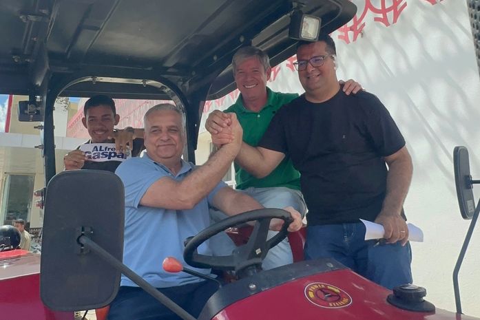 Cabo Bebeto e Alfredo Gaspar entregam trator agrícola a comunidade do sertão alagoano