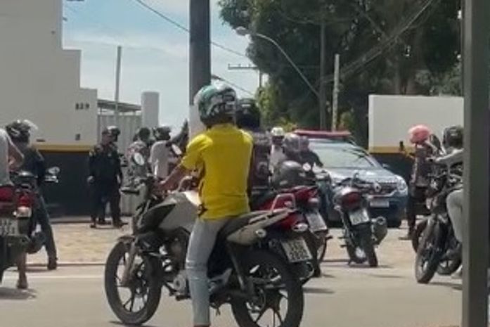 Vídeo: Motoqueiros realizam protesto em frente a sede do DMTT após viatura ser flagrada derrubando mulher