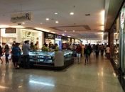 Seguranças de shopping flagram "cliente" furtando produtos femininos dentro de loja  