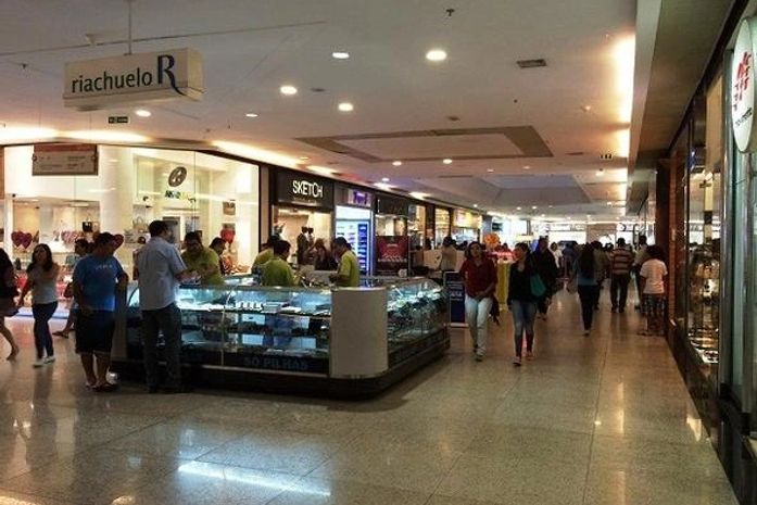 Seguranças de shopping flagram "cliente" furtando produtos femininos dentro de loja