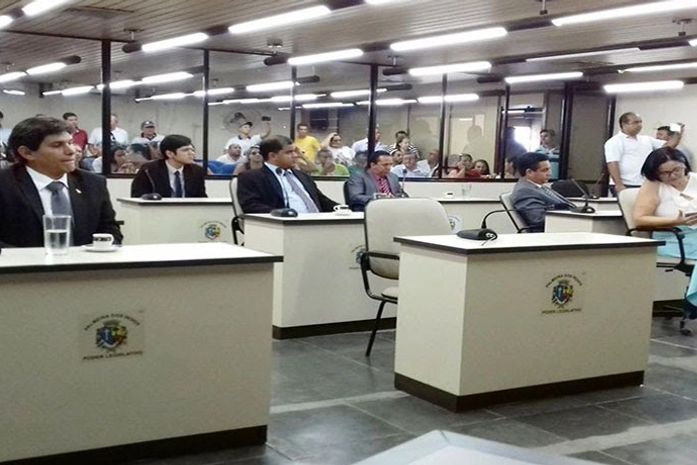 Vereadores ingressam na Justiça pedindo cópias de licitações ao prefeito Julio Cezar