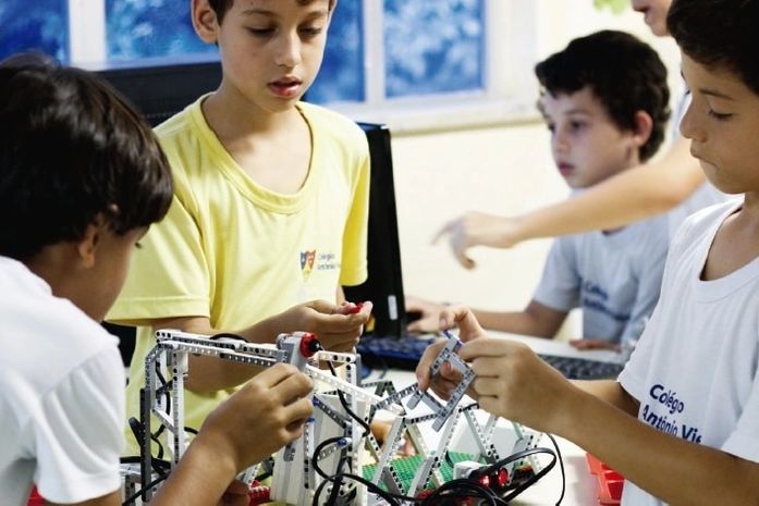 Marx Beltrão garante investimentos para ensino de robótica na educação de Coruripe