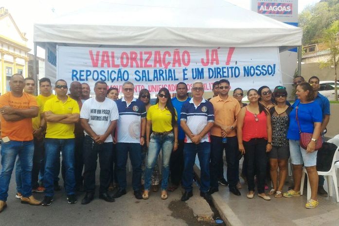 Policiais militares acamparam em frente à Sefaz
