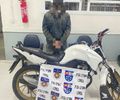 Homem se passa por pedinte, furta motocicleta de residência, enquanto vítima buscava água e comida, e depois se entrega à polícia
