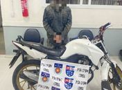 Homem se passa por pedinte, furta motocicleta de residência, enquanto vítima buscava água e comida, e depois se entrega à polícia