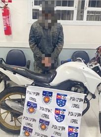 Homem se passa por pedinte, furta motocicleta de residência, enquanto vítima buscava água e comida, e depois se entrega à polícia