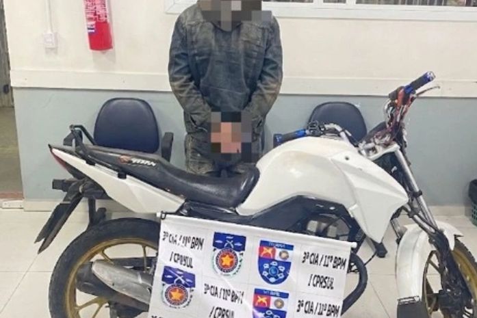 Homem se passa por pedinte, furta motocicleta de residência, enquanto vítima buscava água e comida, e depois se entrega à polícia