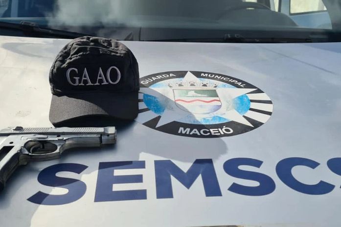 Arma de brinquedo apreendida com os dois suspeitos.