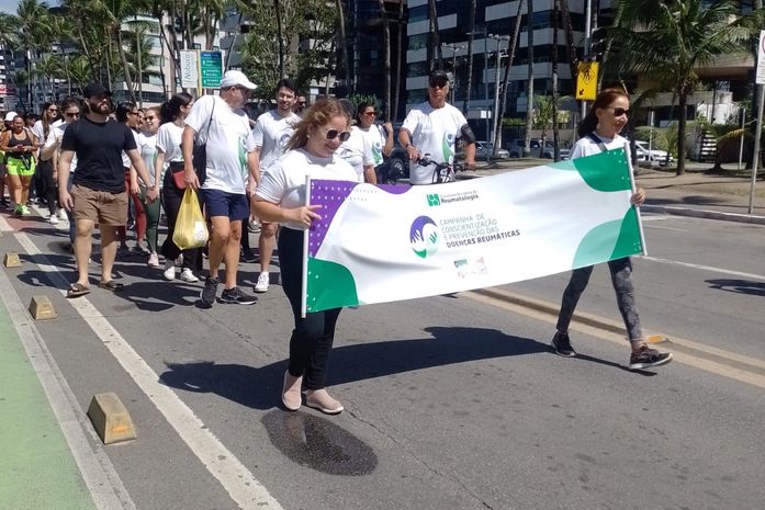 Mobilização na orla engaja população em ações de prevenção contra doenças reumáticas