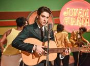 Cinebiografia do cantor Erasmo Carlos aposta nos sucessos, mas fica devendo em rebeldia - "Minha Fama de Mau"