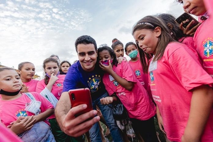 Prefeito JHC prestigia alunas da rede municipal no evento de futebol CBF Social