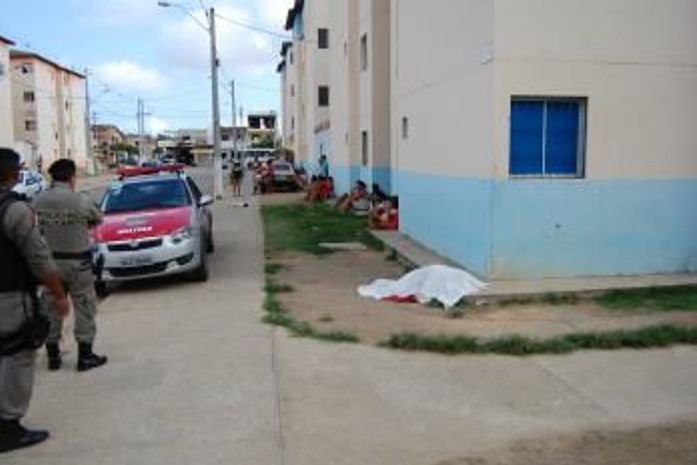 Homem é assassinado a tiros dentro de residencial em Maceió