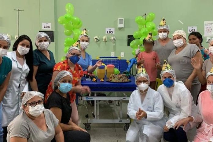 Menino espancado e queimado pelo padrasto em Pão de Açúcar ganha festa de aniversário no HE do Agreste