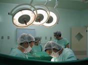 Médicos operando 