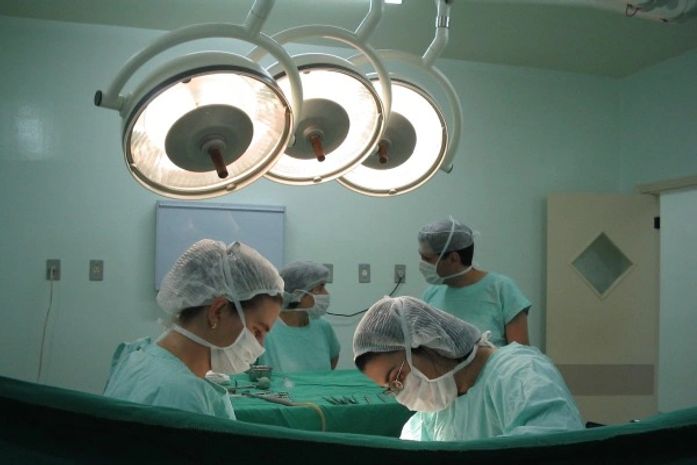 Médicos operando