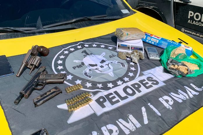 PM apreende armas e drogas com integrantes de facção criminosa em São Miguel dos Campos