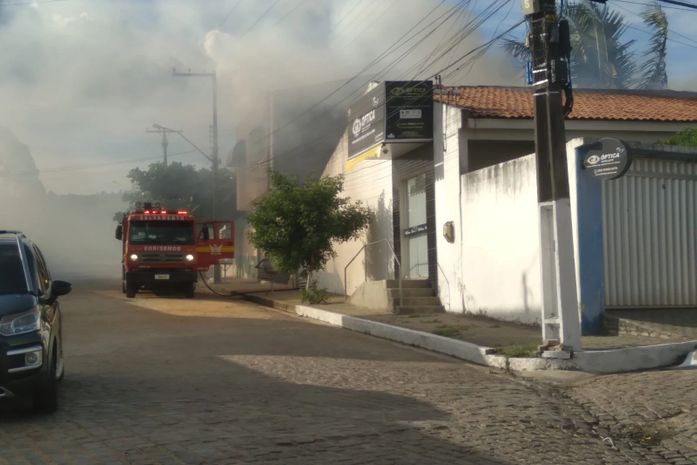 Bombeiros são acionados para combater incêndio em residência em Palmeira