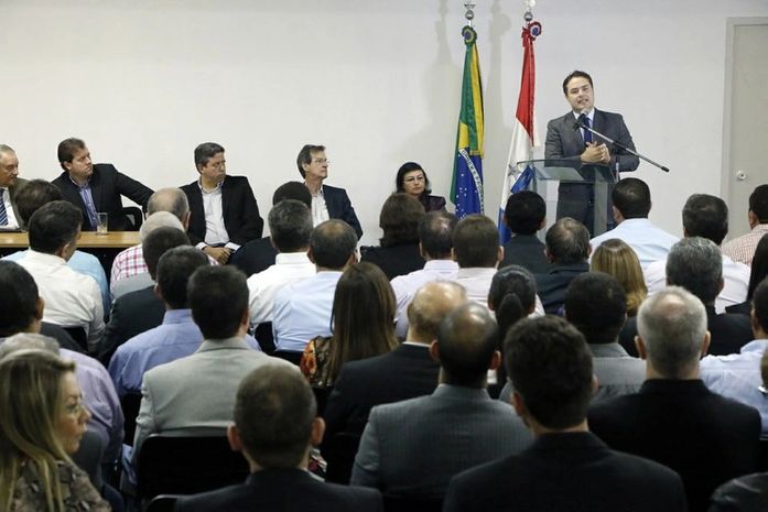 Ministro anima prefeitos (para 2016) com anúncio de verbas