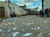 Estudantes rasgaram livros e cadernos e jogaram páginas em via pública.