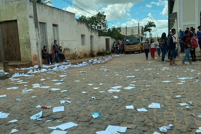 Estudantes rasgaram livros e cadernos e jogaram páginas em via pública.