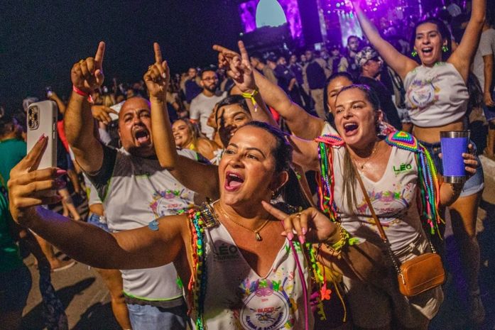 Milhares de foliões levam alegria e muita animação ao Folia de Rua no Lago da Perucaba