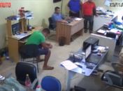 Vídeos mostram momento que bandidos invadem empresa de ônibus