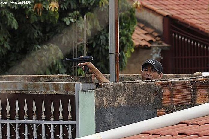 Quando a segurança pública é de brincadeira, brinquedos são levados a sério.