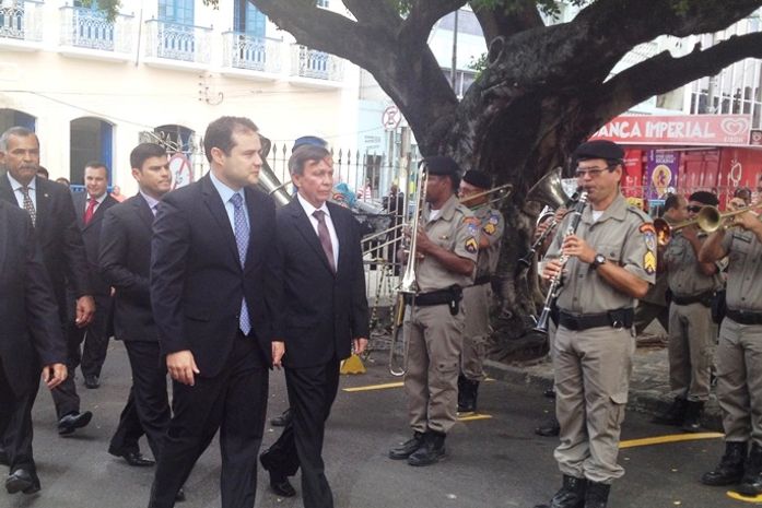 Renan Filho chegando a ALE