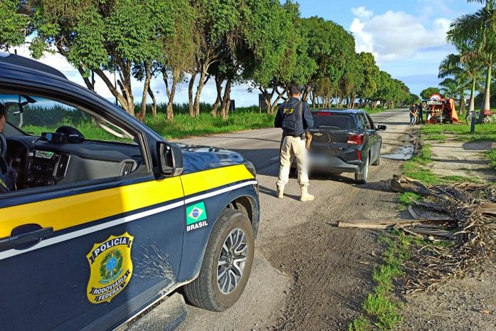 PRF recupera veículo roubado e prende homem por receptação em Maceió