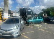 Acidente envolvendo cinco carros bloqueia transito na via Expressa, em Maceió