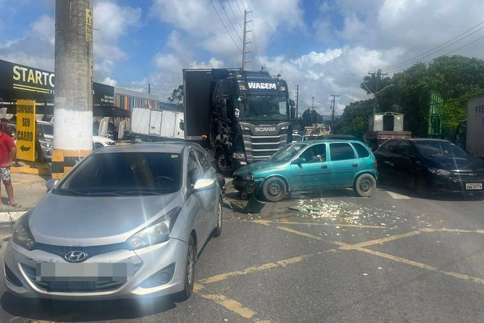 Acidente envolvendo cinco carros bloqueia transito na via Expressa, em Maceió