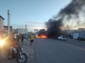 Moradores fecharam via e atearam fogo aos objetos usados para o bloqueio
