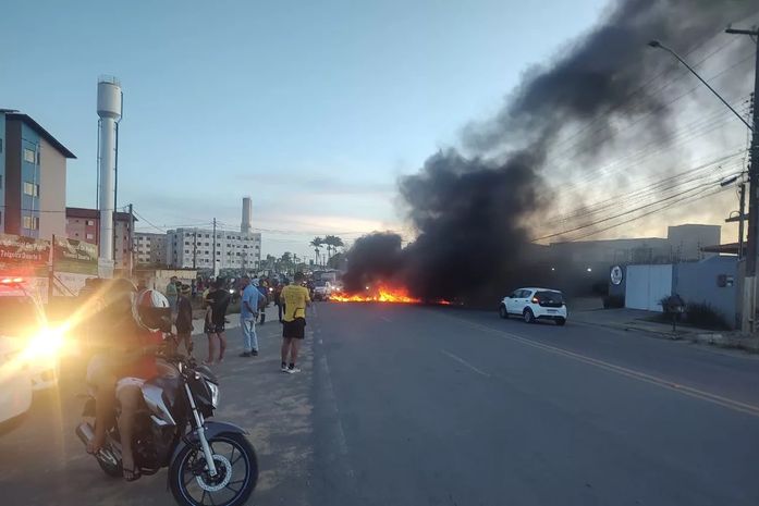 Moradores fecharam via e atearam fogo aos objetos usados para o bloqueio