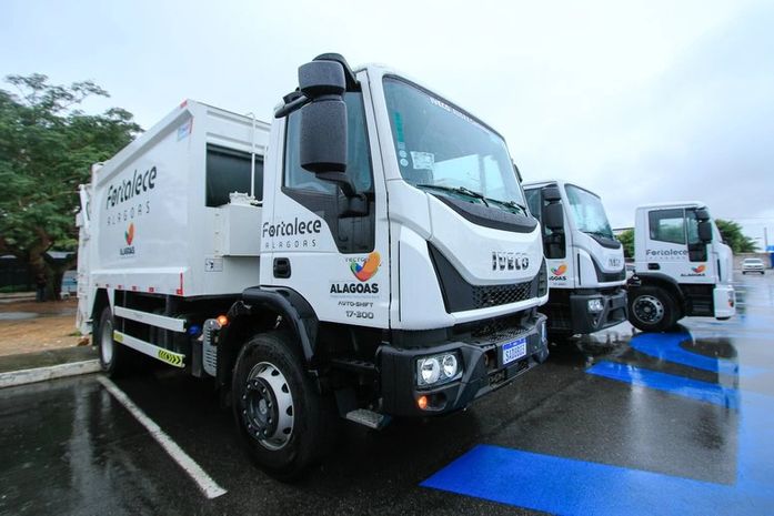 Arapiraca é agraciada com mais dois caminhões compactadores e dois caminhões-pipa