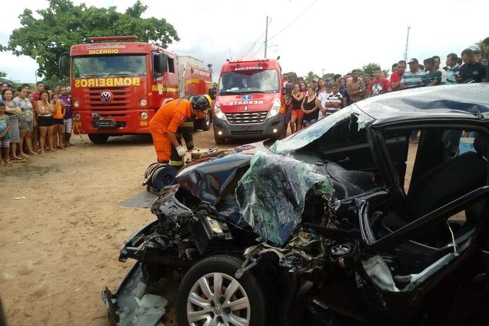 Carro e caminhão colidiram na BR-101, em Junqueiro