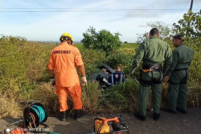 Colisão entre carro e caminhão deixa idoso preso às ferragens na BR-101; Bombeiros são acionados