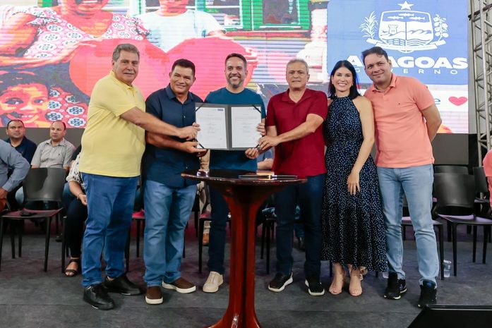 Paulo Dantas autoriza obras de pavimentações e construção de casas em Porto Real do Colégio