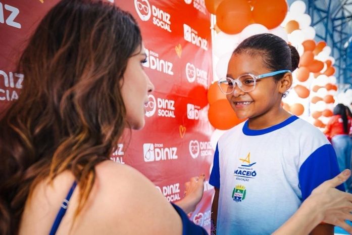 Prefeitura de Maceió entrega óculos de grau para alunos da rede municipal