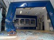 Motorista perde controle de caminhão e invade agência bancária no interior