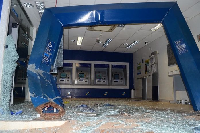 Motorista perde controle de caminhão e invade agência bancária no interior